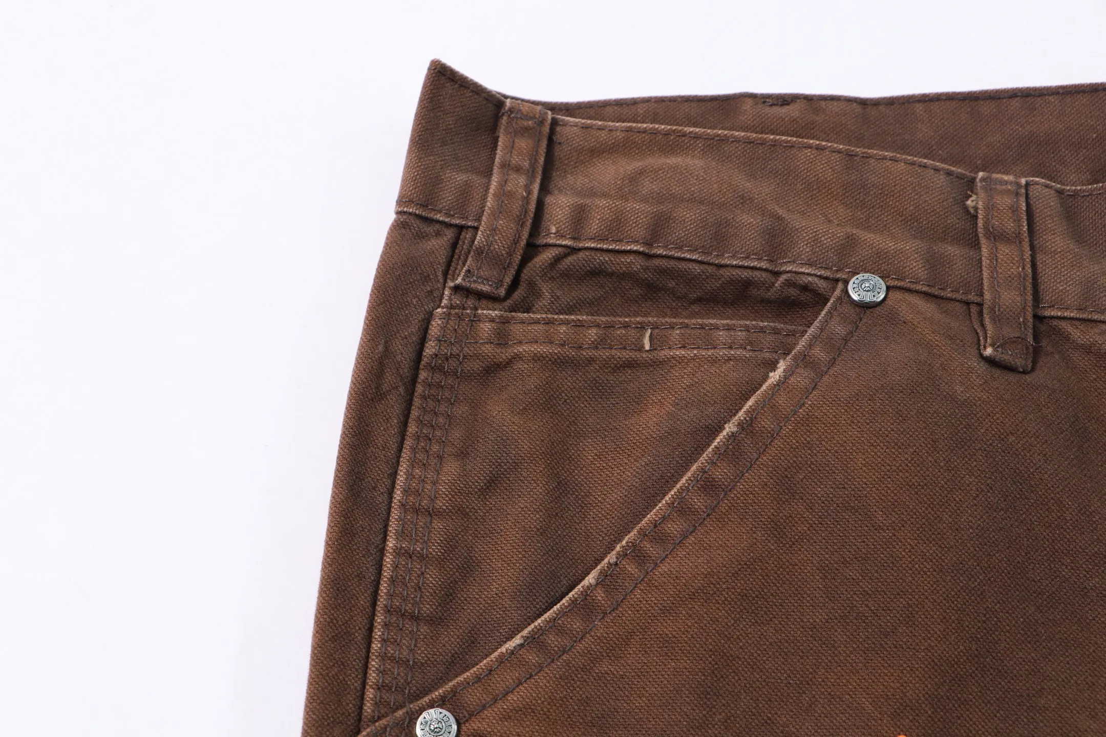P290 Style No.: H93 Croxin & 𝐂𝐡𝐫𝐨𝐦𝐞 𝐇𝐞𝐚𝐫𝐭 Pingtai SS25 large colored leather denim logging pants. Styles with different washed textures are very friendly to people with thin legs. The slightly flared version perfectly modifies the leg shape. The timeless and moderate length makes it easy to match and match. It is the basis for various styles and is a must-have in your wardrobe! The fabric is stiff but also makes the upper body soft without losing texture. The washing process is even more perfect. It is a must-have item for everyone! ! !  Color: primary color Size: 28-30-32-34-36